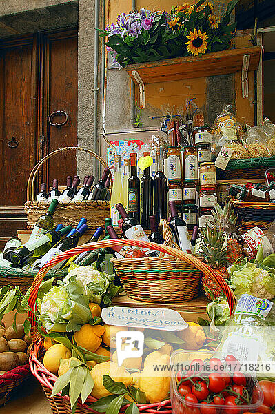 Wein und Produkte auf dem Markt; Italien