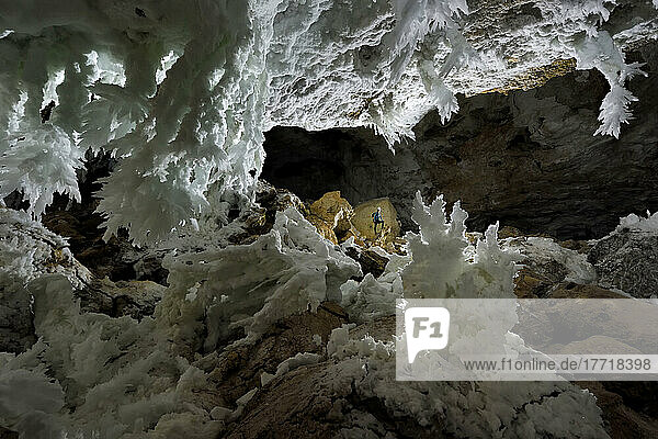 Ein Wissenschaftler bewundert die Gipslüster in der Lechuguilla-Höhle.