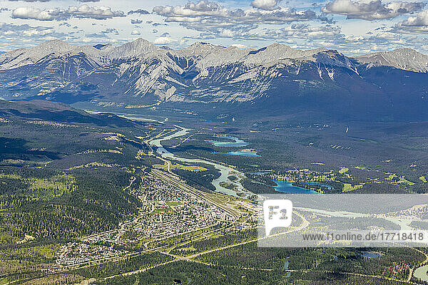 Blick auf die Stadt Jasper im Athabasca River Valley vom Gipfel des Whistlers in der Nähe der Skytram-Oberstation im Jasper National Park; Jasper  Alberta Kanada