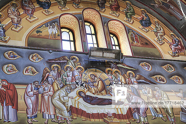 Farbenfrohes religiöses Fresko des Todes und der Himmelfahrt der Jungfrau Maria in der Heiligen Kirche St. Nikolaus in Koukaki; Athen  Griechenland