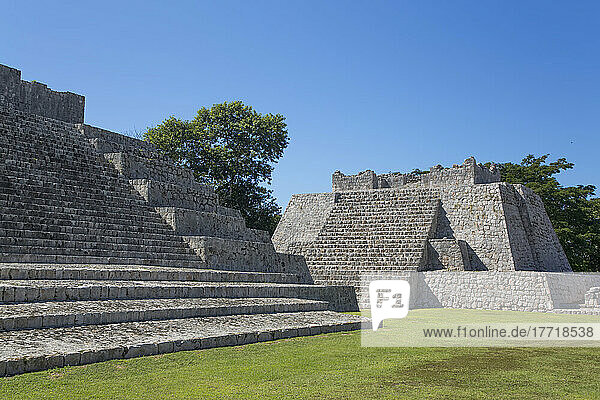 Mondtempel (links)  Tempel des Südwestens (rechts)  Archäologische Zone Edzna; Edzna  Bundesstaat Campeche  Mexiko