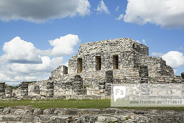 Tempel der bemalten Nischen  Maya-Ruinen  Archäologische Zone Mayapan; Mayapan  Bundesstaat Yucatan  Mexiko
