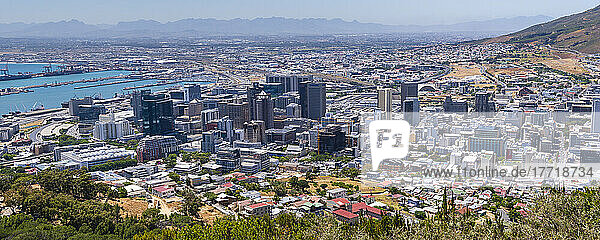 Stadtzentrum von Kapstadt mit Blick vom Signal Hill auf den Hafen der Stadt; Kapstadt  Provinz Westkap  Südafrika