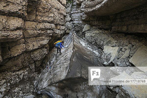 Ein Forscher sammelt einen großen Sack Schnee aus einer nahe gelegenen Höhle  um Wasser zum Trinken und Kochen zu gewinnen  während er die Veryovkina  die tiefste Höhle der Welt  erkundet; Gagra  Kaukasusgebirge  Abchasien
