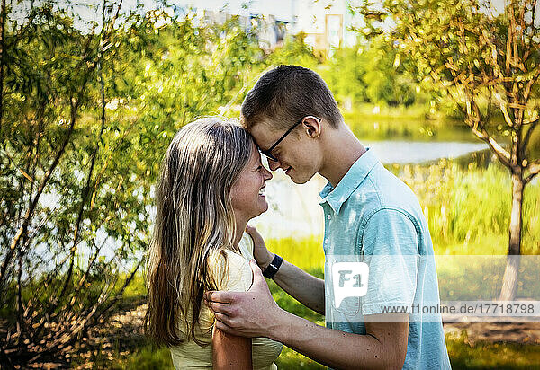 Junger Mann verbringt Zeit mit seiner Mutter in einem Park; Edmonton  Alberta  Kanada