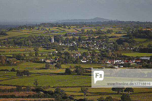Blick über die Landschaft von den Hängen des Crook Peak  Somerset  Großbritannien; Somerset  England