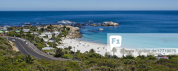 Küstenstraße und Häuser am Strand entlang des Atlantiks am Clifton Beach; Kapstadt  Westkap  Südafrika