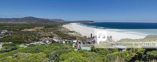 Küstengemeinde Noordhoek Beach in der Nähe von Chapman's Peak entlang der Küstenlinie des Atlantischen Ozeans; Kapstadt  Westkap  Südafrika