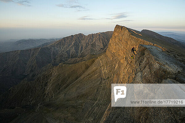 Ein Mitglied des Expeditionsteams beginnt seinen Abstieg über den Rand der Baisun-Tau-Klippe.
