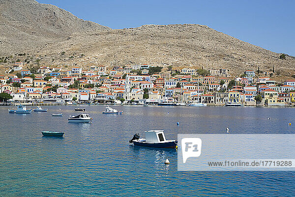 Fischerboote vor Anker im Hafen von Emborio  dem Hauptort der Insel Chalki (Halki); Dodekanes-Inselgruppe  Griechenland