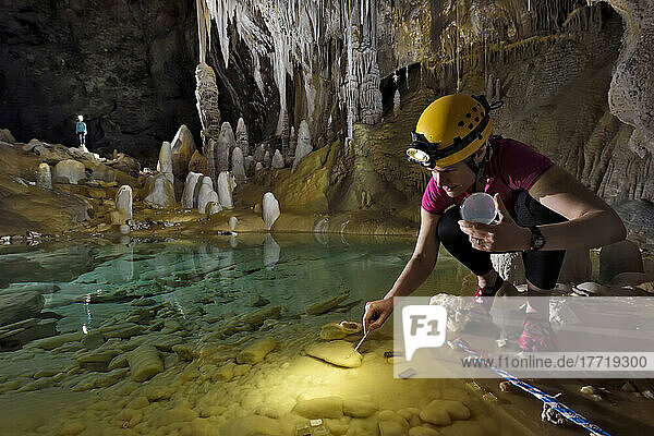 Ein Mikrobiologe sammelt Wasser aus einem Wasserbecken in der Lechuguilla-Höhle.