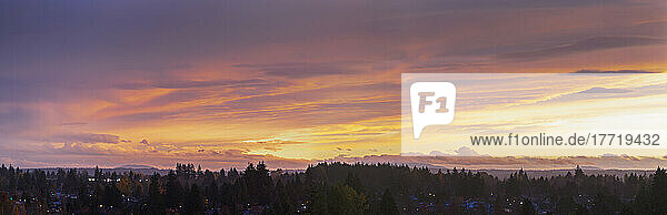 Panoramablick auf einen dramatischen  glühenden Sonnenuntergang über dem Land; British Columbia  Kanada