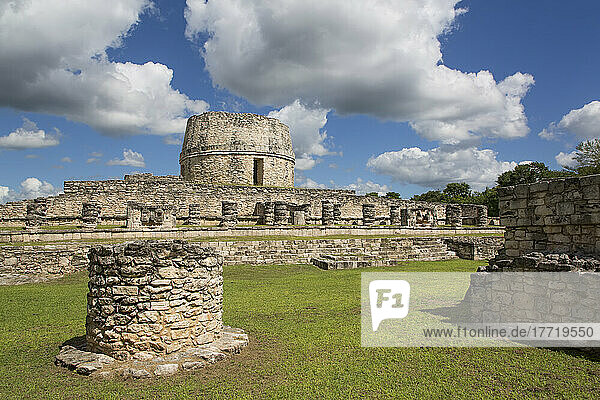 Chac-Komplex (Vordergrund)  Runder Tempel (Hintergrund)  Maya-Ruinen  Archäologische Zone Mayapan; Mayapan  Bundesstaat Yucatan  Mexiko