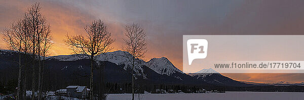 Rosa leuchtender Himmel über schneebedeckten Bergen von Watson's Landing  Smithers  BC; Smithers  British Columbia  Kanada