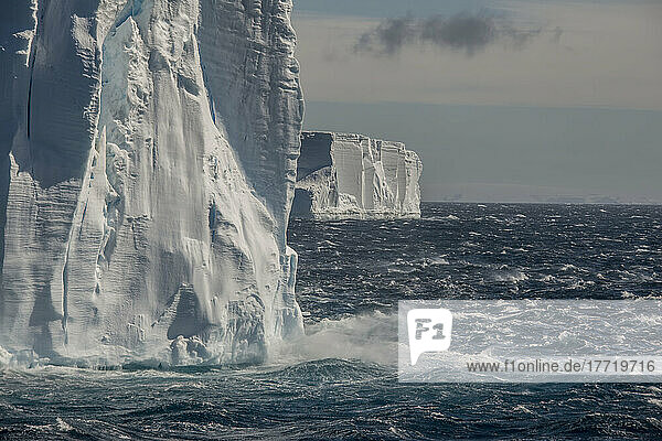 Riesige Eisberge im Antarktischen Sund  östlich von Anderson Island. Starke Winde peitschen Wellen und Schaumkronen auf den Ozean; Antarktis
