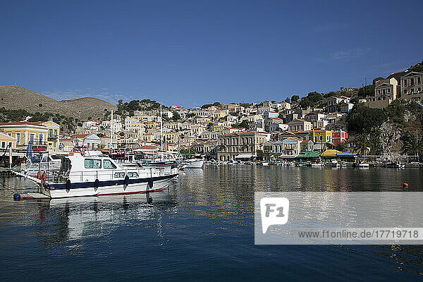 Kabinenkreuzer und Segelboote im Yachthafen von Gialos  Insel Symi (Simi)  Dodekanes-Inselgruppe  Griechenland