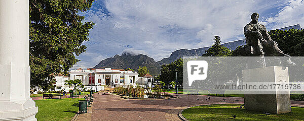 Vordereingang und Gärten der Südafrikanischen Nationalgalerie mit Devil's Peak und Tafelberg im Hintergrund und einer historischen Statue von Jan Smuts  einem südafrikanischen Premierminister des 20. Jahrhunderts; Kapstadt  Westkap  Südafrika