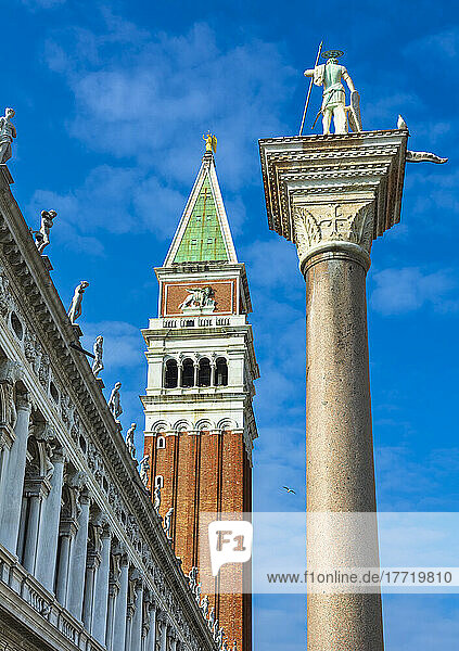 Glockenturm und Säule mit dem heiligen Theodor neben der Marciana-Bibliothek auf dem Markusplatz; Venedig  Venetien  Italien