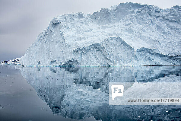 Reflexion eines Eisbergs im ruhigen Wasser nahe der Ciera Cove in der Antarktis; Antarktis
