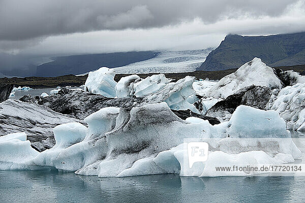 Gletscherfluss-Lagune im Djupivogur-Gebiet  das Eis des Vatnajokull-Gletschers sammelt sich  bevor es ins Meer fließt  Vatnajökull-Nationalpark; Island