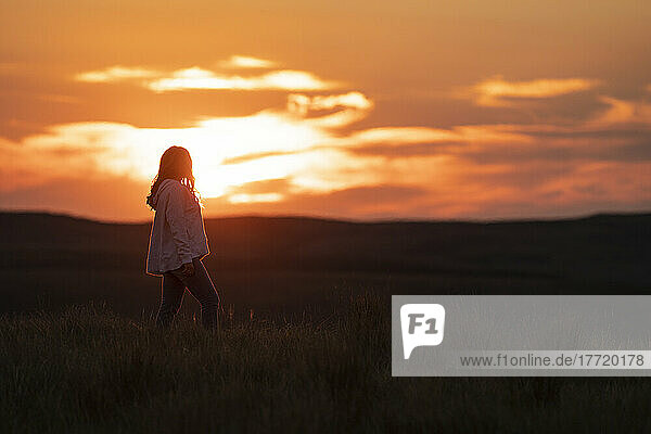Frau genießt den Sonnenuntergang über den Prärien von Süd-Saskatchewan; Val Marie  Saskatchewan  Kanada