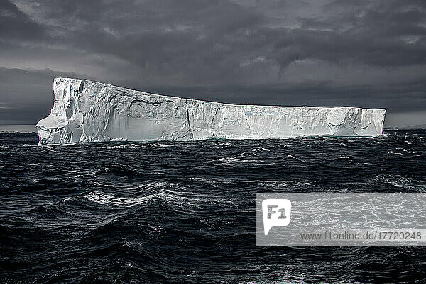 Riesiger Eisberg in dramatischem Licht in der Iceberg Alley  auf dem Weg zur westlichen Antarktischen Halbinsel; Antarktis