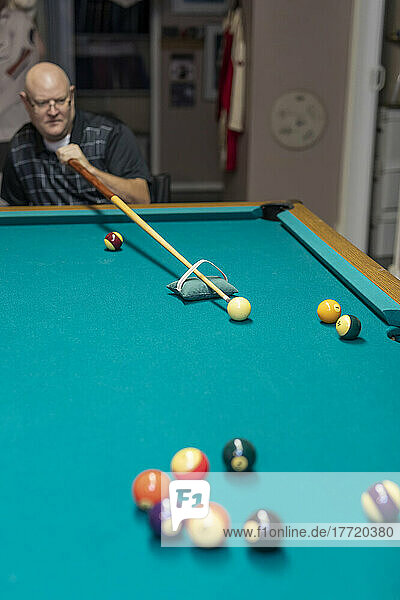 Mann mit doppelter Gliedmaßenamputation spielt zu Hause Billard; St. Albert  Alberta  Kanada