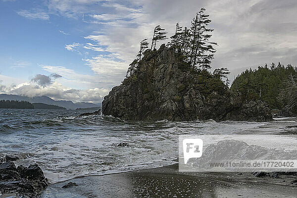 Zerklüftete Küstenlinie entlang der kanadischen Westküste bei Brady's Beach; Bamfield  Vancouver Island  British Columbia  Kanada
