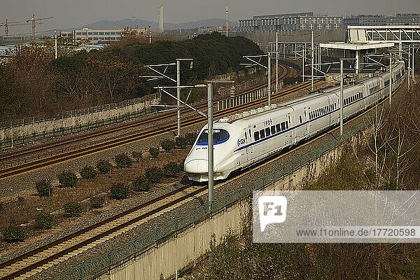 Hochgeschwindigkeitszug auf den Gleisen bei der Einfahrt nach Nanjing  China; Nanjing  Provinz Jiangsu  China