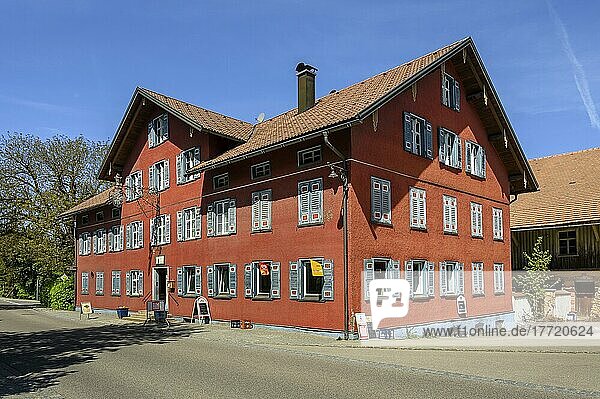 Das ehemalige Gasthaus Adler  Österr. Amtshaus und Märzengericht bis 1800  Grünenbach  Allgäu  Bayern  Deutschlan