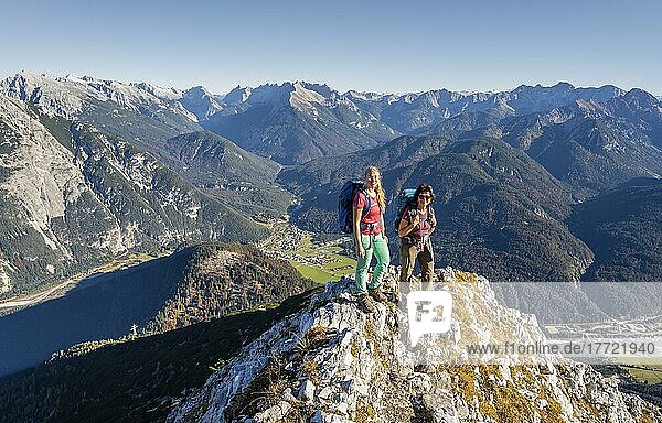 Zwei Wanderinnen auf einem Gipfel  Berglandschaft bei der Großen Arnspitze  bei Scharnitz  Bayern  Deutschland  Europa