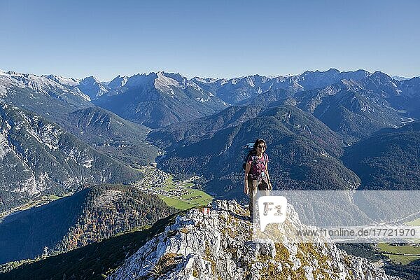 Wanderin am Gipfel  Berglandschaft bei der Großen Arnspitze  bei Scharnitz  Bayern  Deutschland  Europa