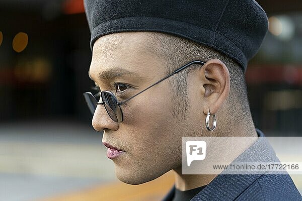 Closeup Porträt der lateinischen Homosexuell Mann mit Make-up trägt Mode Hut