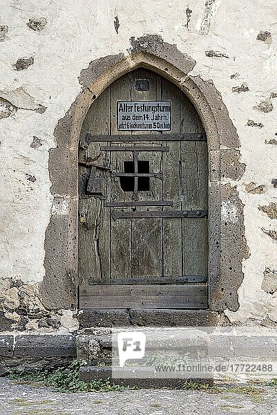 Vertwitterte Holztür  Eingang zum historischen Verlies  Kerker  mittelalterliches Gefängnis im Stadtturm  Altstadt  Lich  Wetterau  Hessen  Deutschland  Europa