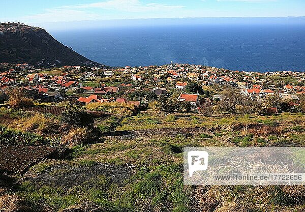 Südwestküste  Blick auf den Ort Arco da Calheta und das Meer  Madeira  Portugal  Europa