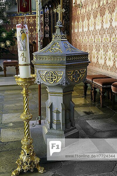Taufstein mit Kerze  St. Pelagius  neugotische Kirche  Weitnau  Allgäu  Bayern  Deutschland  Europa