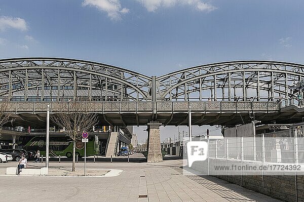 Hackerbrücke  Straßenbrücke über Hbf-Gleisanlagen  erbaut 1890?1894  eine der letzten erhaltenen Stahl-Bogenbrücken  19. Jh. München  Bayern  Deutschland  Europa