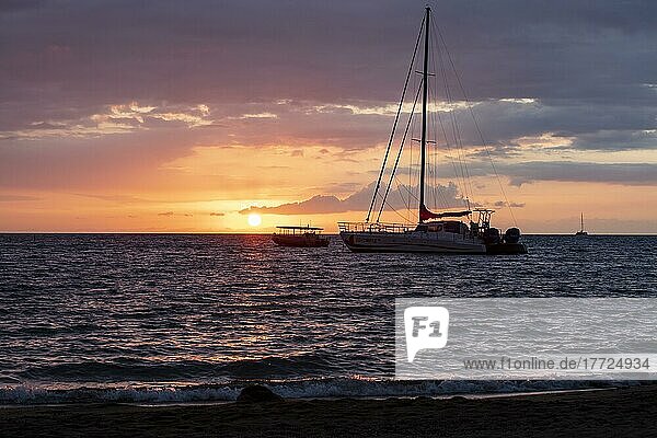 Sonnenuntergang hinter Segelboot  'Anaeho'omalu Beach  Waikoloa  Big Island  Hawaii  USA  Nordamerika