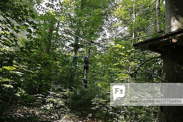 Abenteuerpark  Waldseilgarten  Kletterwald Kletterelement  Frau mit Helm  Bewegung  im Grünen  Lichtenstein  Baden-Württemberg  Deutschland  Europa