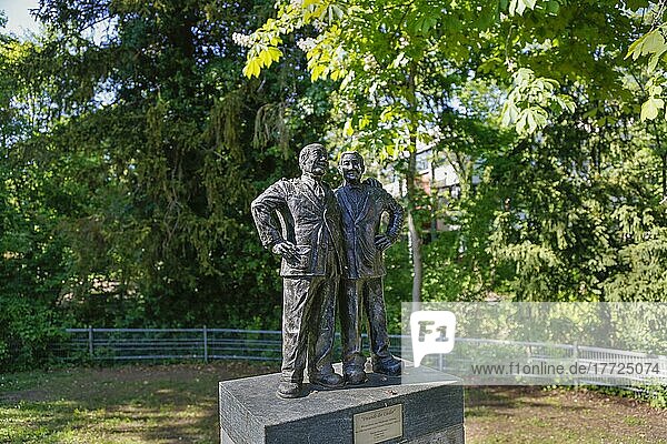 Skulptur Freude der Lieder  2 Männerfiguren  Männergesangverein Eintracht Pfullingen 1904 e. V. Denkmal  Pfullingen  Baden-Württemberg  Deutschland  Europa