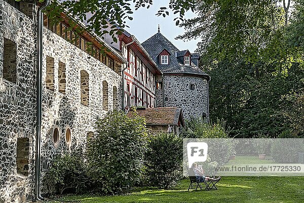 Schlosspark  Frau auf Gartenliege  Schloss der Fürsten zu Solms-Hohensolms-Lich  Altstadt  Lich  Wetterau  Hessen  Deutschland  Europa