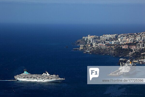 Funchal  Hafen und Kreuzfahrtschiff. Die Artania (ehem. Artemis) (Royal Princess) ist ein Kreuzfahrtschiff im Eigentum der in Monaco ansässigen Schiffsmanagementgesellschaft V. Ships Leisure  Madeira