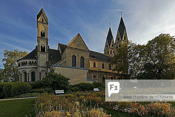 Blumenhof und Basilika St. Kastor  auch Kastorkirche genannt  Altstadt  Koblenz  Rheinland-Pfalz  Deutschland  Europa