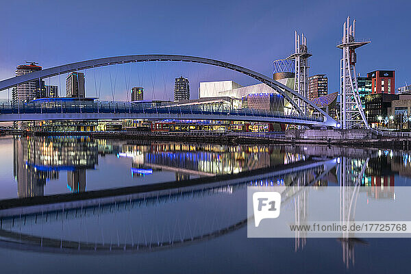 The Lowry Footbridge and Lowry Centre at night  Salford Quays  Salford  Manchester  England  United Kingdom  Europe