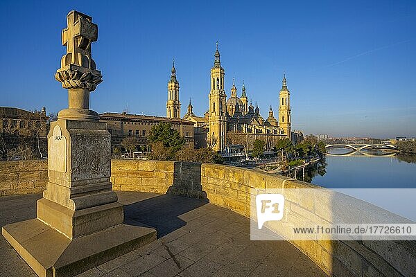 Blick auf die Basilika Unserer Lieben Frau von der Säule  Zaragoza  Aragon  Spanien  Europa