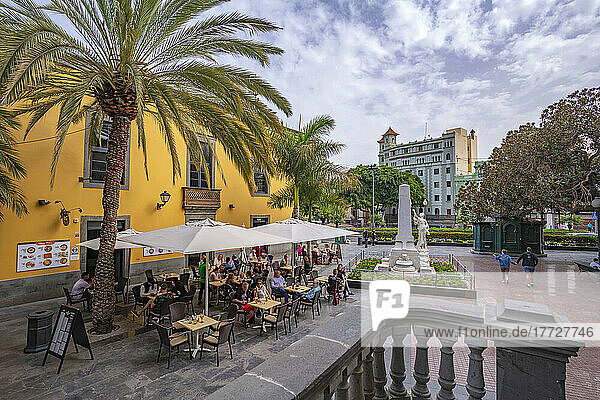 View of ornate and colourful architecture in Plaza de las Ranas  Las Palmas  Gran Canaria  Canary Islands  Spain  Atlantic  Europe