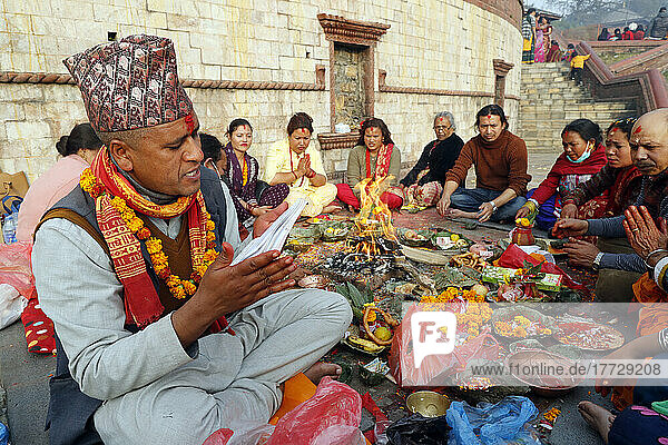 Ceremony (puja) at Hindu pilgrimage site of Pashupatinath  Kathmandu  Nepal  Asia