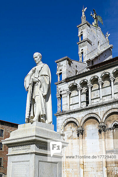 San Michele in Foro church  Burlamacchi statue  Lucca  Tuscany  Italy  Europe