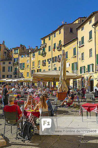 Eating and drinking outdoors  Piazza dell'Anfiteatro  Lucca  Tuscany  Italy  Europe