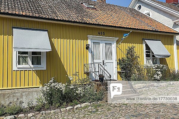 Typisches altes Schwedenhaus  gelbes Holzhaus  Pataholm im Sommer  Mönsterås  Kalmarsund  Småland  Schweden  Europa